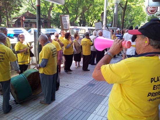 Concentración celebrada ante la sede del PP en Puertollano