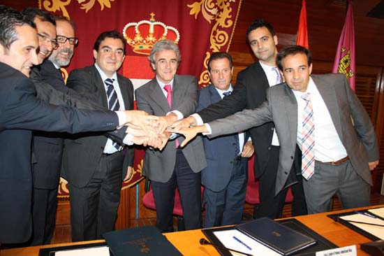 Puertollano: La firma del Plan de Emergencias rompe el hielo entre Hermoso y Gobierno regional tras dos años de aislamiento
