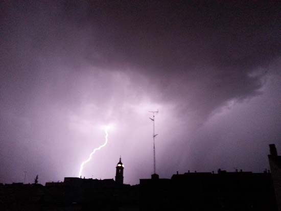 Rayos sobre la catedral de Ciudad Real. Una de las imágenes más bellas de esta noche (Pedro López Hervás-@organeando)