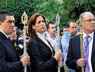 Sandalio León (a la izquierda), durante un acto cofrade. Foto de archivo