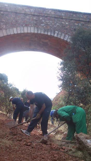 Voluntarios, durante las obras