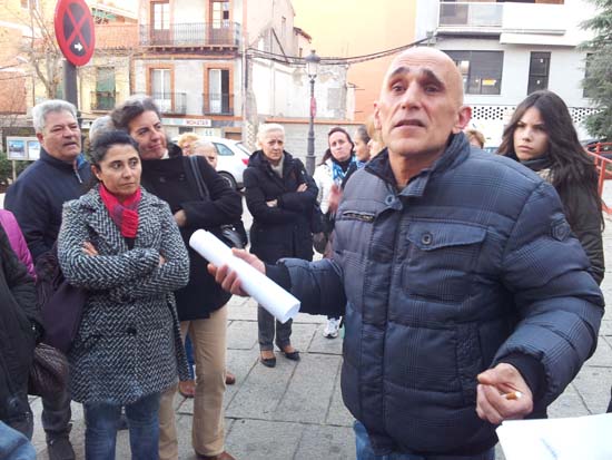 Ramón Álvaro Oña se dirige a los compañeros en el exterior del Ayuntamiento