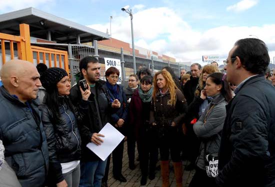 Los miembros del comité informan a los trabajadores de lo ocurrido en la reunión con la empresa