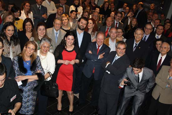 La alcaldesa, de rojo, durante la inauguración del hotel