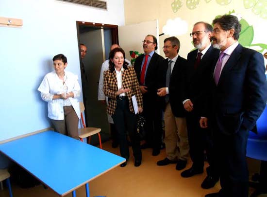 Visitando el estado actual del aula hospitalaria educativa para niños ingresados.