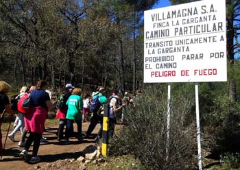 Atravesando la Garganta, finca que tiene cortado el tránsito de 12 caminos públicos