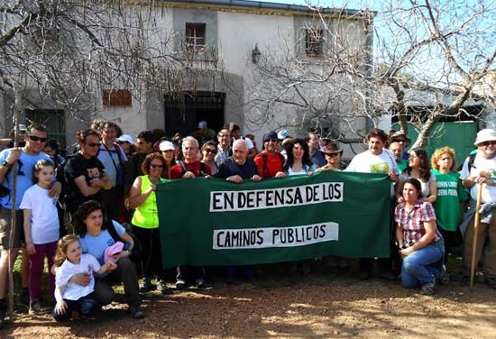 Colectivos enfrente de la Venta de la Inés, reclamando la defensa de los caminos públicos (Archivo)