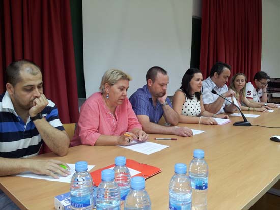 Rosa y Juan Carlos, padres de Sergio, en el centro de la imagen, acompañados de la directiva de la asociación (archivo)