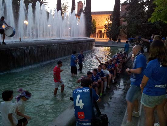 Los jugadores del CD Puertollano celebran el ascenso