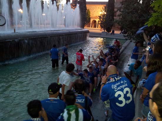 Los jugadores del CD Puertollano, celebrando el ascenso