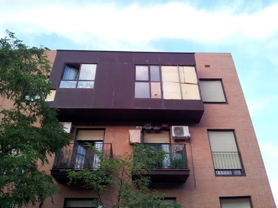 Las placas de la fachada del edificio cae a la calle esporádicamente