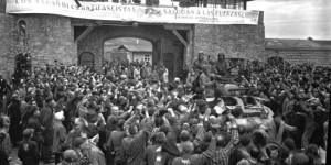 Liberación de Mauthausen bajo una pancarta en español. Foto: wikipedia