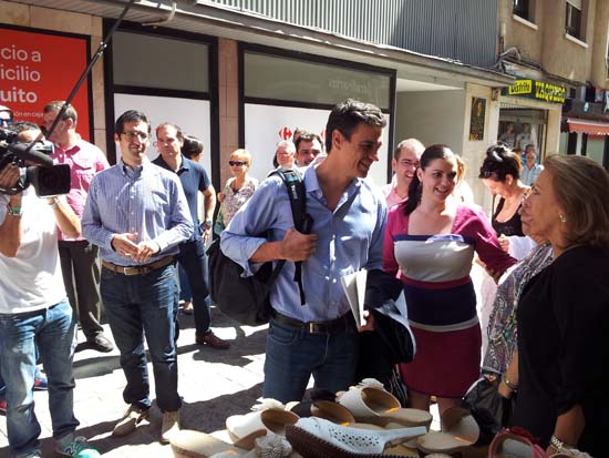 Pedro Sánchez, en una de sus visitas a Puertollano, con Mayte Fernández (archivo)