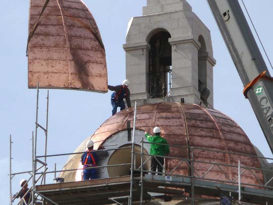Puertollano: Refulgir de cobre en la cúpula de la parroquia de la Asunción