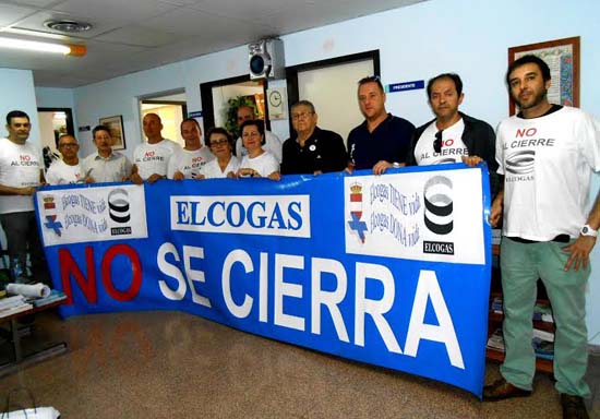 Trabajadores y miembros de la hermandad local de donantes de sangre muestran una pancarta en apoyo a la central.