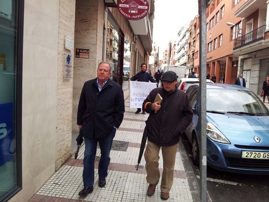Rodríguez (izquierda) y Pizarro, a su salida de los juzgados, seguidos por un manifestante