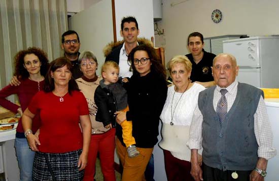 Marina y Jesús (centro de la imagen) junto a familiares, representantes de Libertad y Javier Bermejo