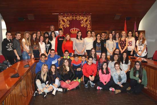 Alumnos del IES Galileo Galilei durante una recepción en el Ayuntamiento