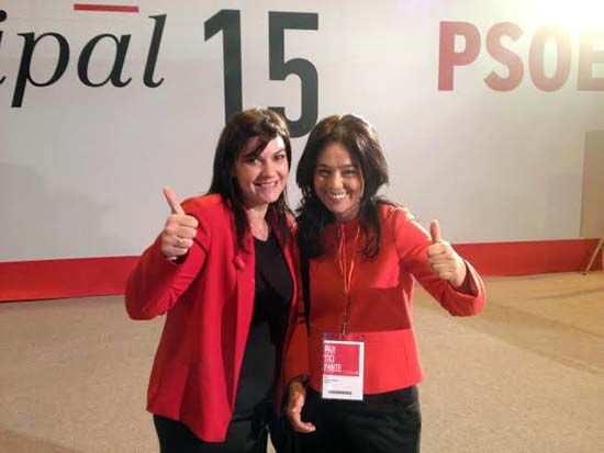 Fernández (izquierda), posa junto a la candidata a la alcaldía de Ciudad Real, Pilar Zamora