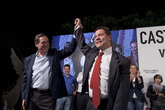 Page celebra su victoria junto a José Bono (Foto: EFE)