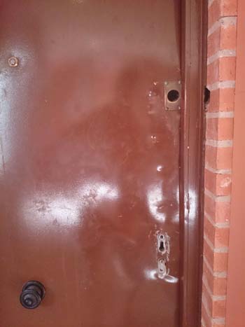 Puerta de la vivienda forzada el pasado sábado