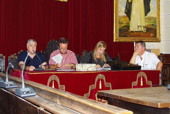 Toledano,-entre-el-alcalde-de-Almodóvar-y-la-gerente-del-CEDER,-durante-la-reciente-reunión-asamblearia