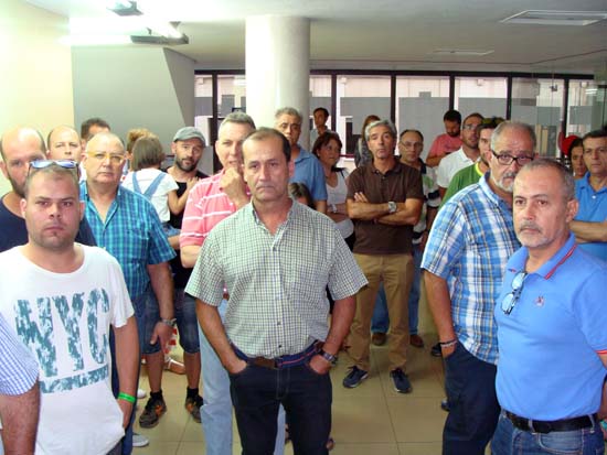 Trabajadores de contratas de Elcogas, durante el primer día de encierro