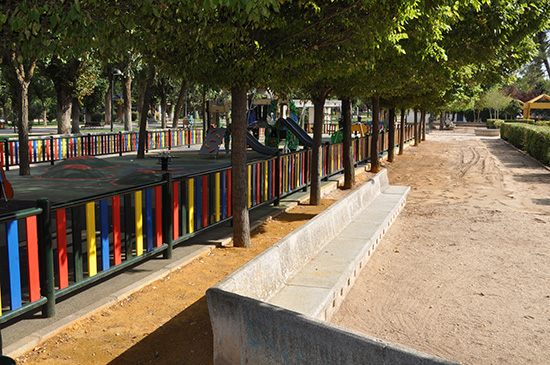 bancos-zona-juegos-parque-infantil-02
