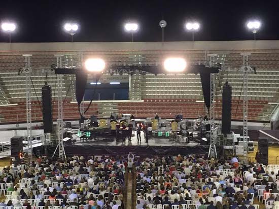 Público en la Plaza de Toros de Puertollano, momentos antes de conocer la suspensión del concierto de Miguel Poveda