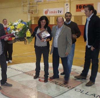 Graci Sanz, en el centro de la imagen, durante un acto homenaje