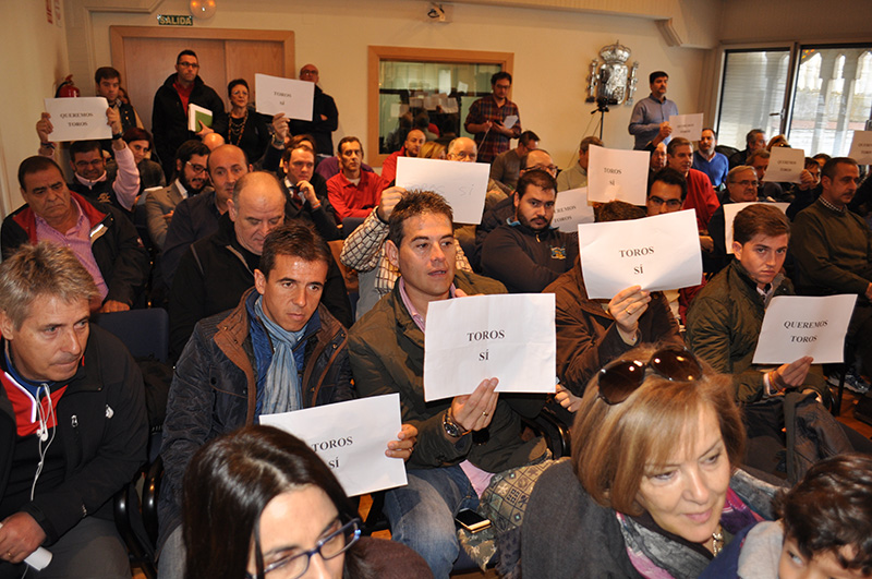 Miembros de la Plataforma en Defensa de la Fiesta durante un acto de protesta en el Ayuntamiento de Ciudad Real.