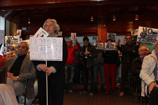 Animalistas y taurinos se manifiestan durante un pleno municipal en Puertollano (Archivo)