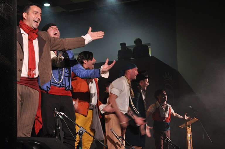 La comparsa Los Bandoleros (Carapapas) toma Miguelturra disparando coplas