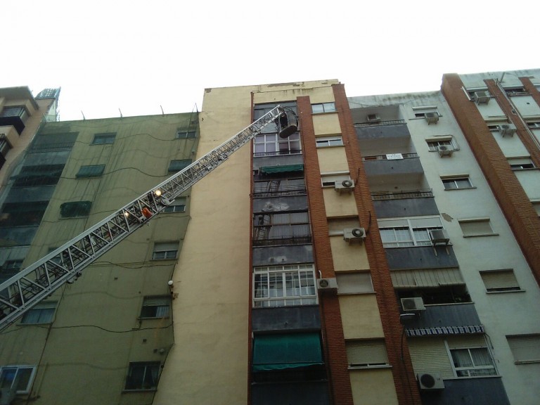 Los bomberos actúan en la Avenida de La Mancha tras la caída de cascotes