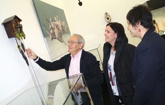 Puertollano: Santos Aparicio muestra el valor del tiempo en una exposición de relojes antiguos