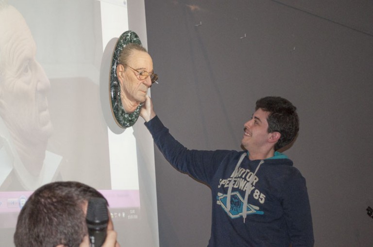 Santiago Gijón ‘le echa cara’ para asombrar a los alumnos de la Escuela de Arte Pedro Almodóvar