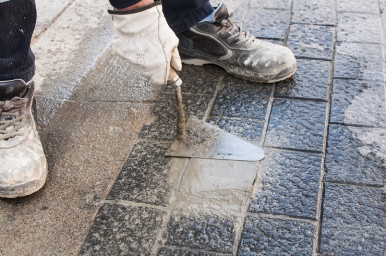 Tapando agujeros en la Plaza Cervantes