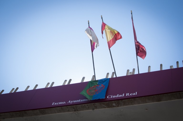#TelebasuraNoEsRealidad: La bandera gitana cuelga del balcón del Ayuntamiento de Ciudad Real
