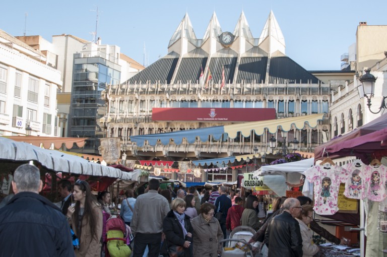 El mercadillo cervantino abre sus puestos