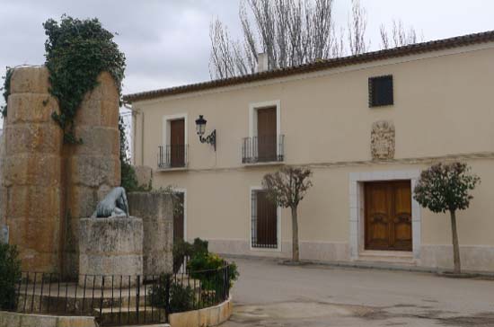 Monumento a Jorge Manrique en Santa María del Campo Rus