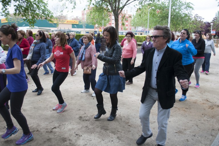La vía verde celebra su día con zumba y taichí