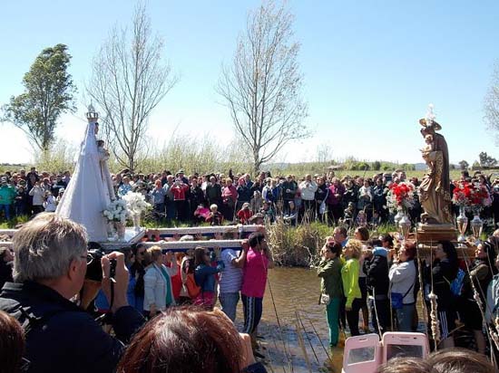 Cientos de vecinos de Villamayor y Tirteafuera han revivido el encuentro de sus patronos en el río
