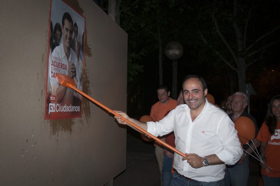 Ciudadanos pegada de carteles1