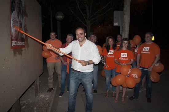 Ciudadanos pegada de carteles2