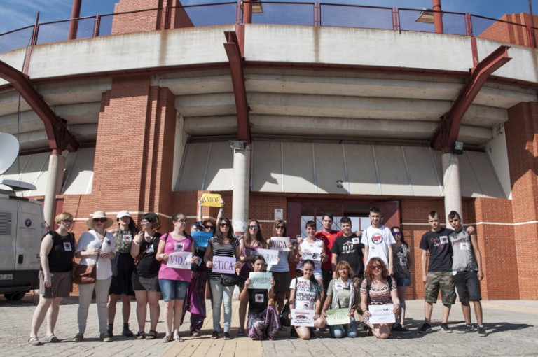 Activistas antitaurinos se concentran a las puertas de la Plaza de Toros de Miguelturra durante una corrida de rejones