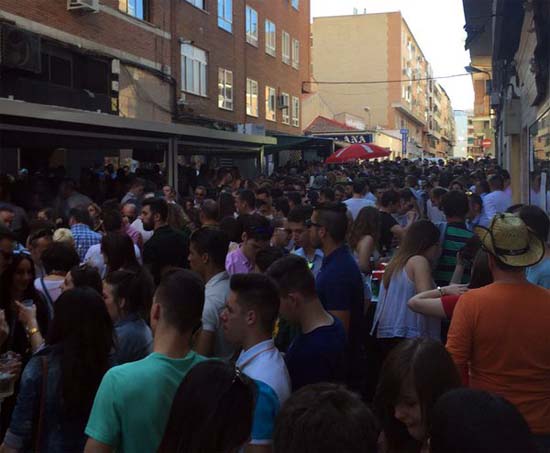 Fiesta en la calle Numancia de Puertollano durante el Día de Castilla-La Mancha