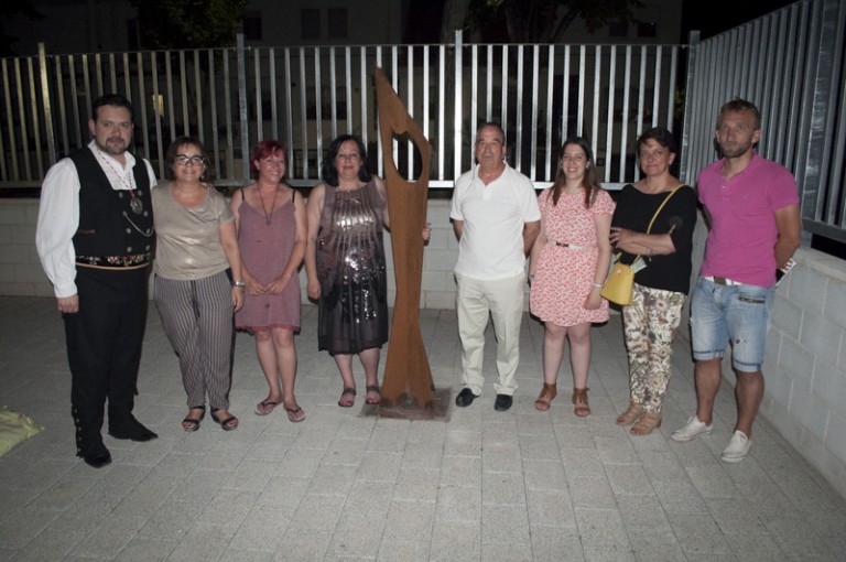 Los Rosales celebra el inicio de sus fiestas con un regalo monumental