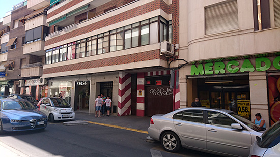 Los bomberos entran en la casa de una anciana en la calle Paloma alertados por un familiar