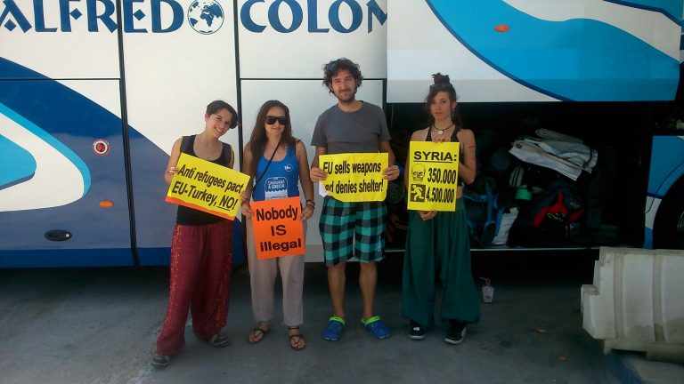 Los activistas ciudadrealeños de la Caravana a Grecia lamentan que la Embajada «despreciara» cinco autobuses para trasladar refugiados a España