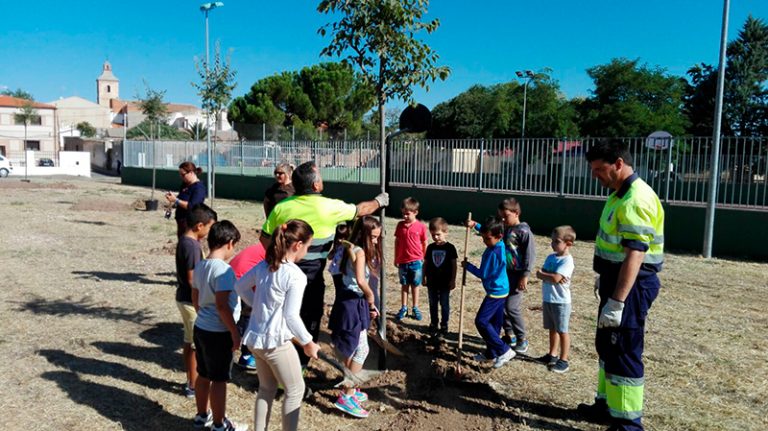 Escolares de Valverde participan en una plantación de árboles con ENO Green Cities Network